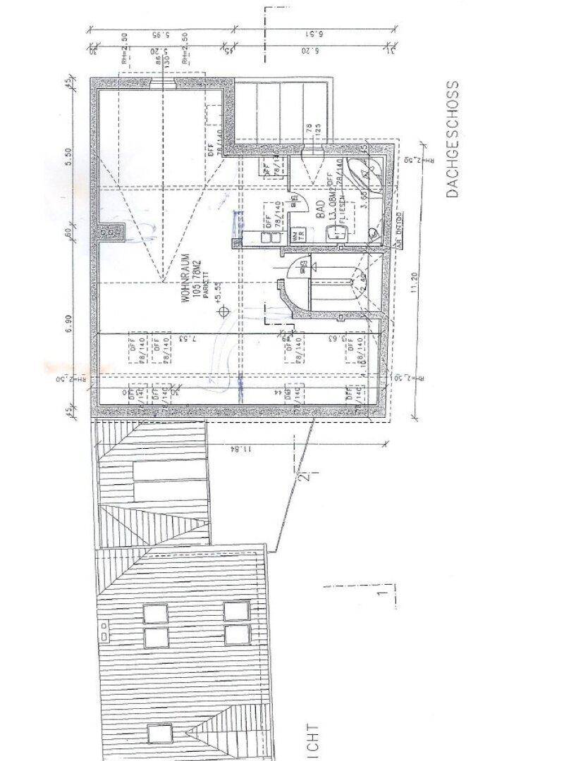 Grundriss des Dachgeschosses mit großem Wohnraum und Badezimmer.