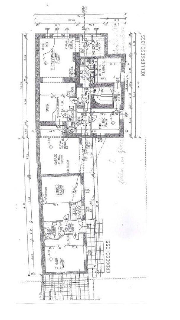 Grundriss des Keller- und Erdgeschosses mit Sauna, Garage und Pool.