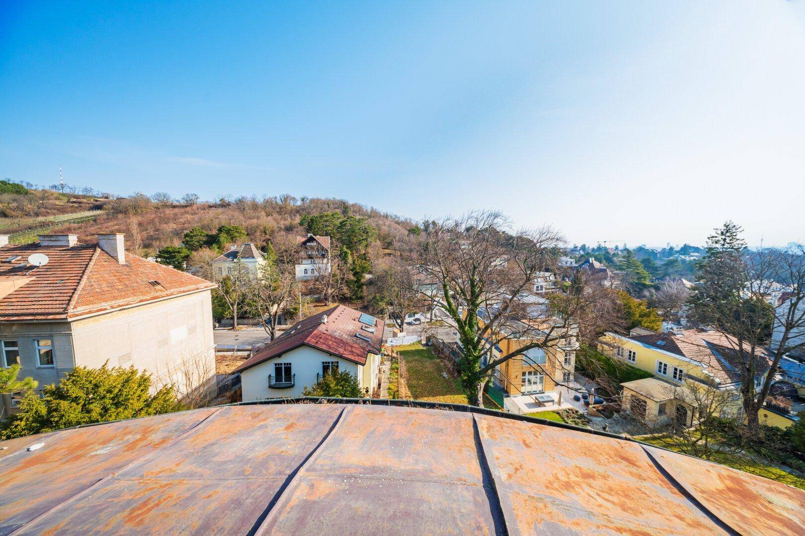 Ein Panoramablick über die Dächer der Nachbarschaft und die umliegende Hügellandschaft.