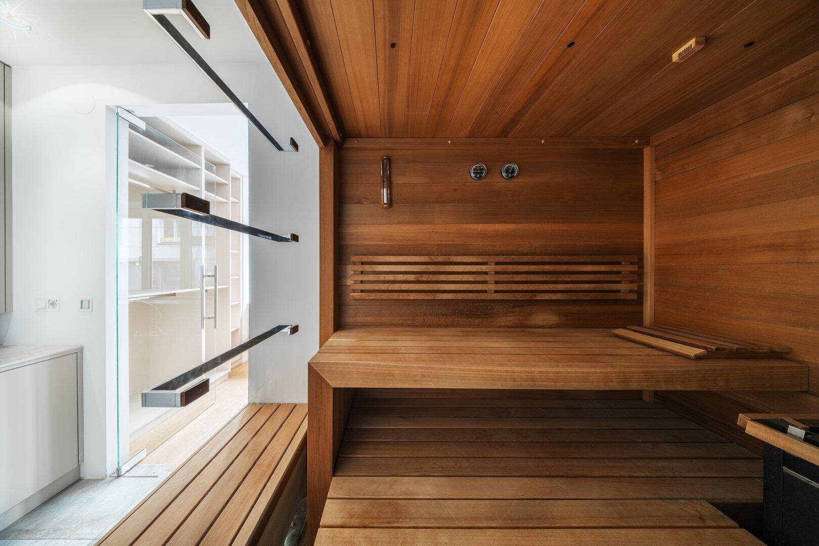 Private Sauna mit Holzbänken und traditioneller Holzverkleidung für Entspannung.