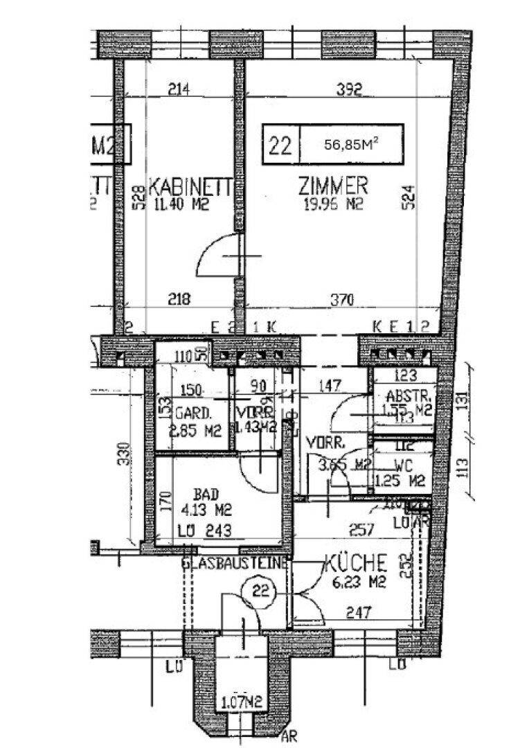 Grundrissplan einer Wohnung mit separater Küche, Bad, Gäste-WC und mehreren Zimmern sowie Abstellräumen.