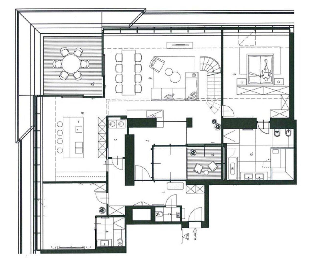 Grundriss der unteren Ebene mit offenem Wohnbereich, Küche, Esszimmer und einer Terrasse.