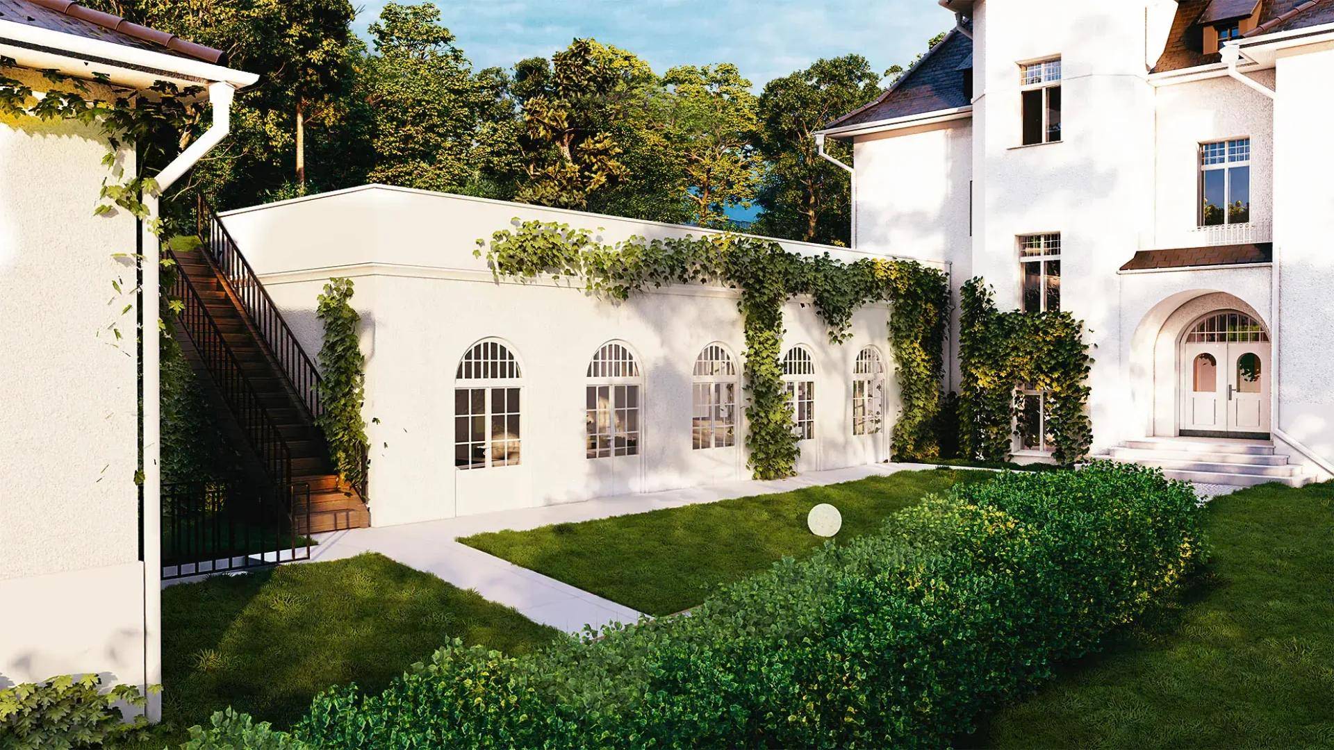 Unterer Bereich der Villa mit eleganten Rundbogenfenstern, umgeben von einem gepflegten Rasen und Hecken.