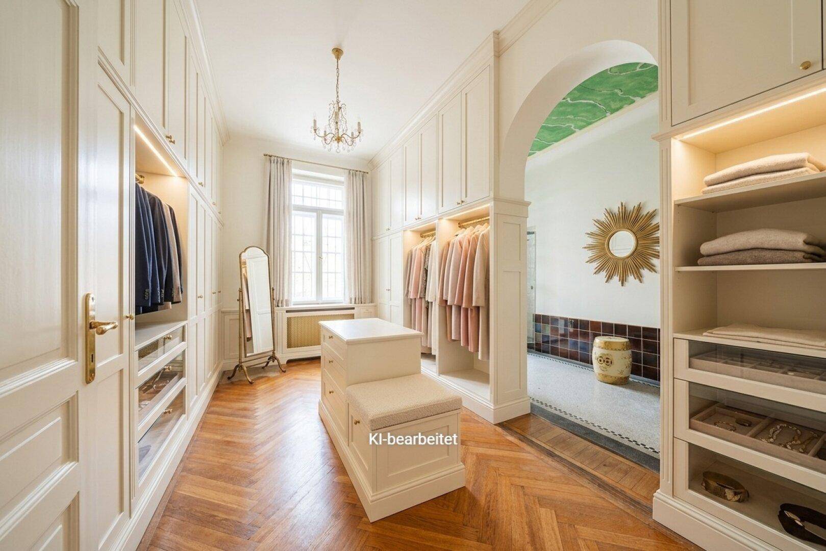 Ein luxuriöser begehbarer Kleiderschrank mit maßgefertigten Einbauschränken und viel Stauraum.