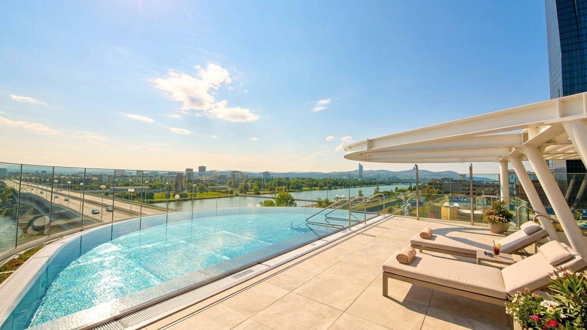 Exklusiver Infinity-Pool auf der Dachterrasse mit atemberaubendem Blick über die Stadt und den Fluss.