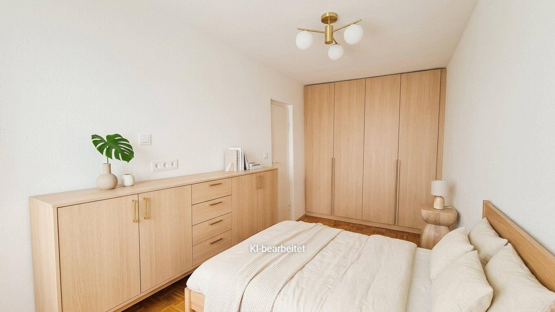 Helles Schlafzimmer mit modernem Holzbett, Einbauschränken und minimalistischer Dekoration.