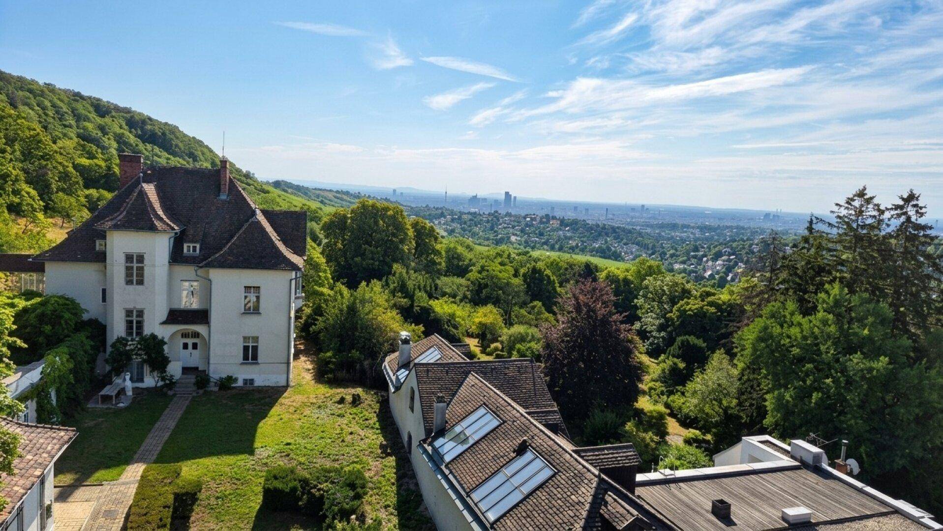 Große Villa auf einem grünen Hügel mit weitem Panoramablick über die Stadt und die umliegende Landschaft.