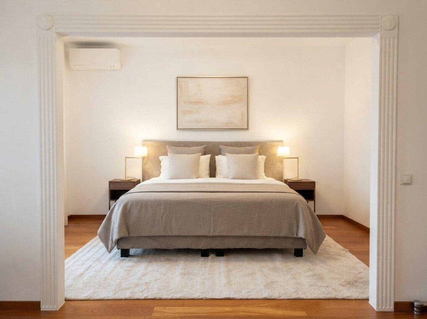Geräumiges Schlafzimmer mit großem Bett, Nachttischen und Klimaanlage für Komfort.