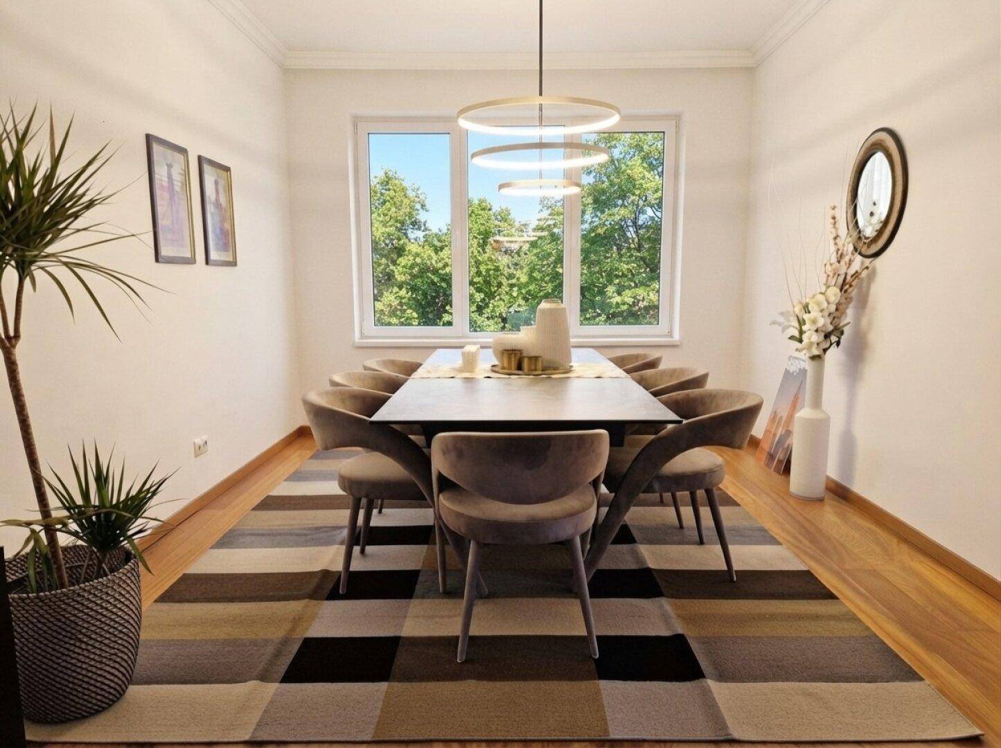 Eleganter Essbereich mit modernem Esstisch, Samtstühlen und großem Fenster mit Baumausblick.