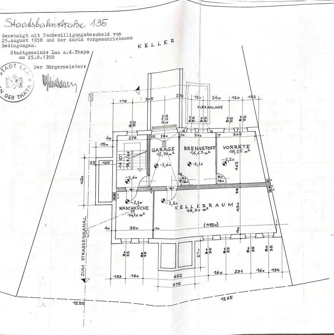 Grundriss des Kellers mit Garage, Waschküche, Brennstofflager und weiteren Kellerräumen.