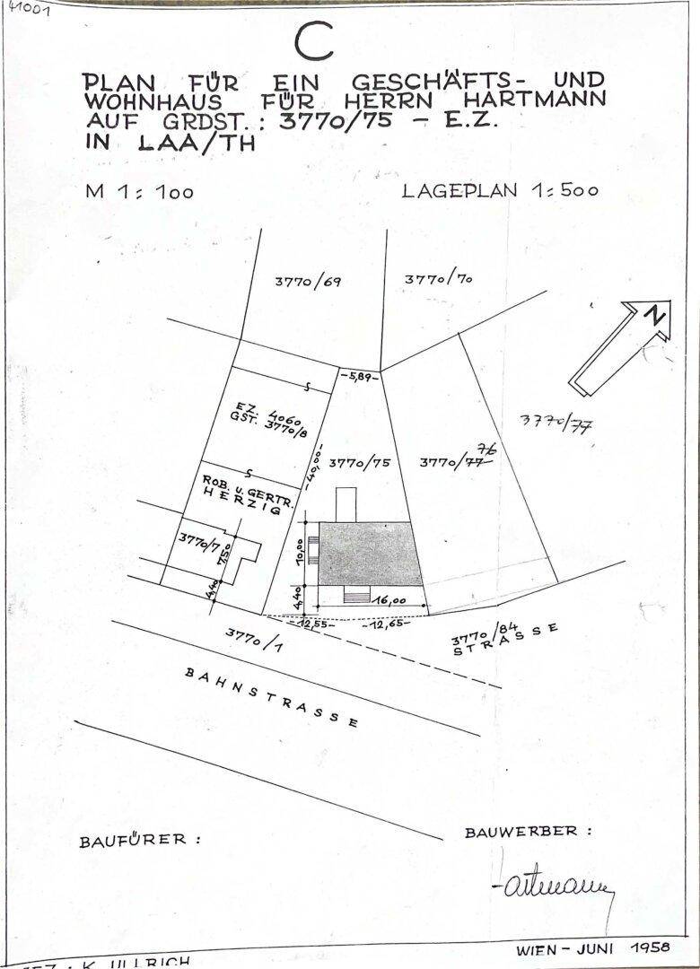 Lageplan des Grundstücks mit der Position des Gebäudes und angrenzenden Straßen.