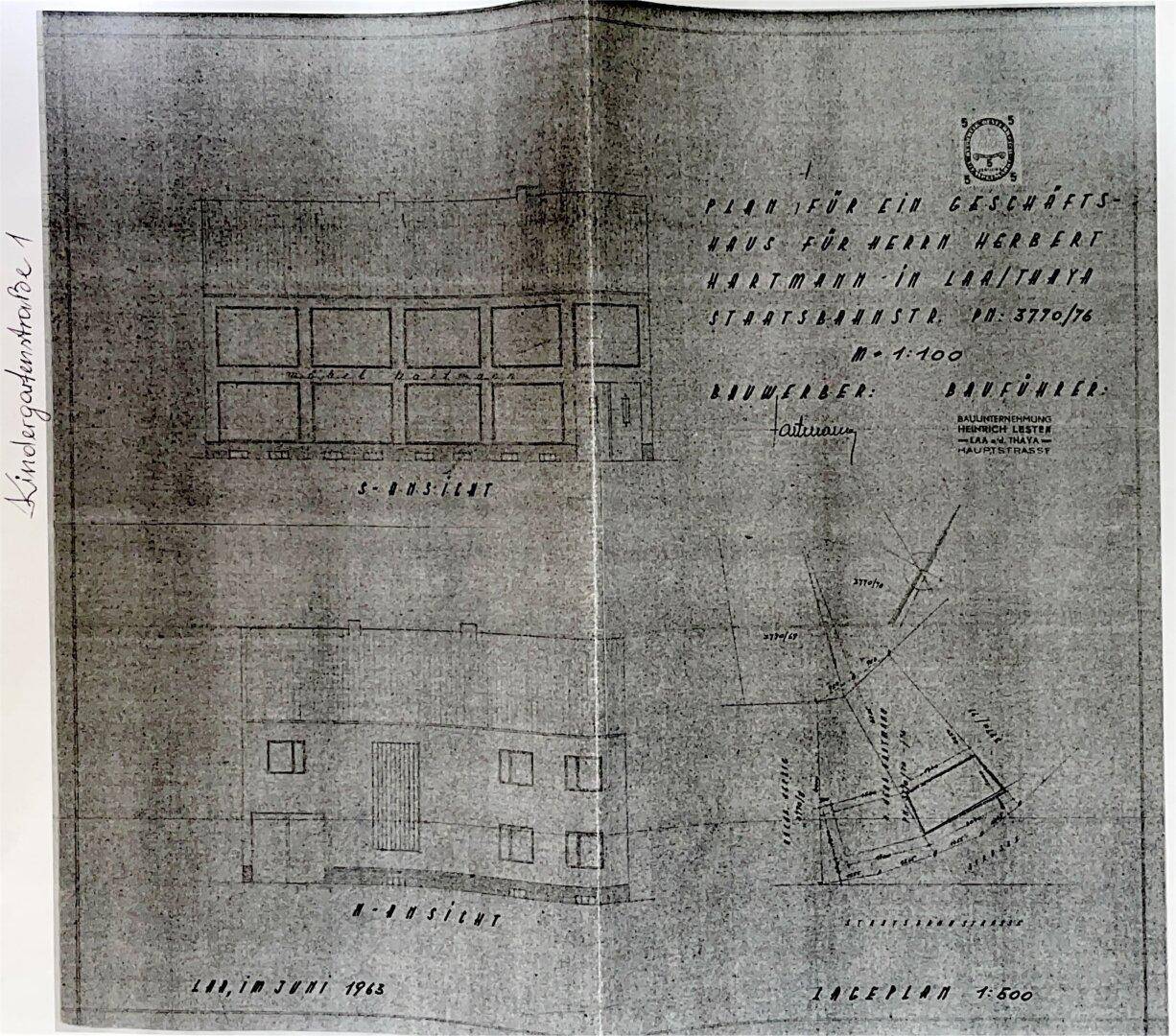 Alter Bauplan mit verschiedenen Ansichten und einem Lageplan des Geschäfts- und Wohnhauses.