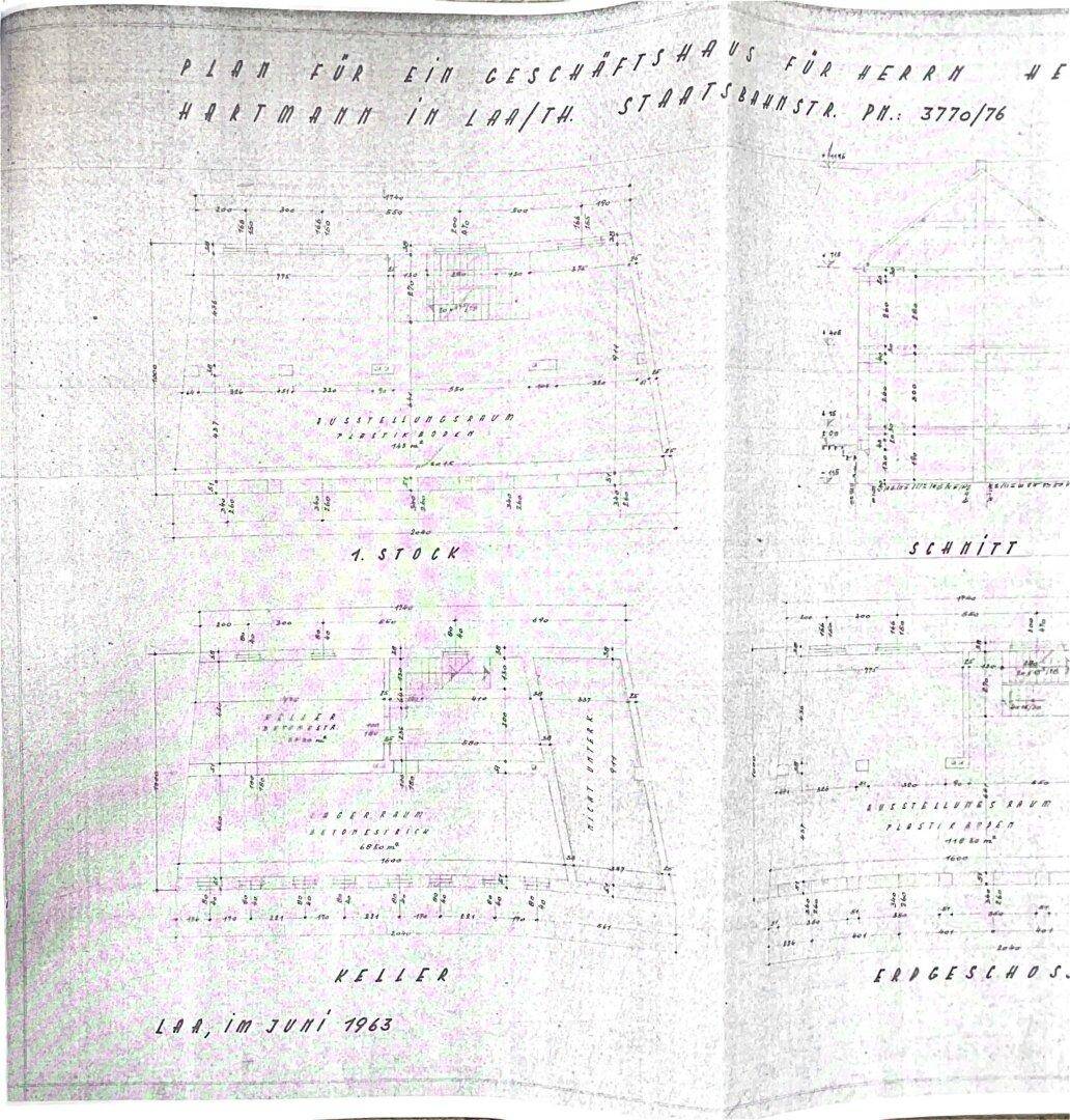 Detaillierter alter Bauplan mit Grundrissen für Keller, Erdgeschoss und ersten Stock.