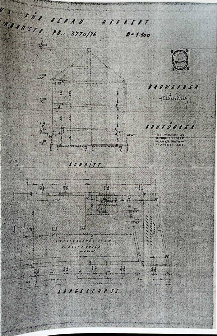 Alter Bauplan mit Gebäudeschnitt und dem Grundriss des Erdgeschosses.