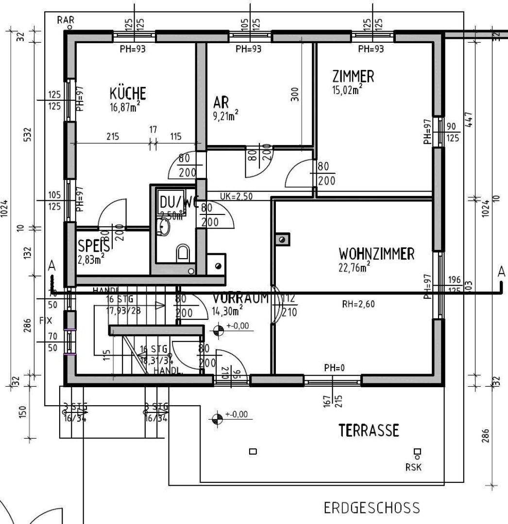 Grundriss des Erdgeschosses mit Küche, Wohnzimmer, Zimmer und großer Terrasse.