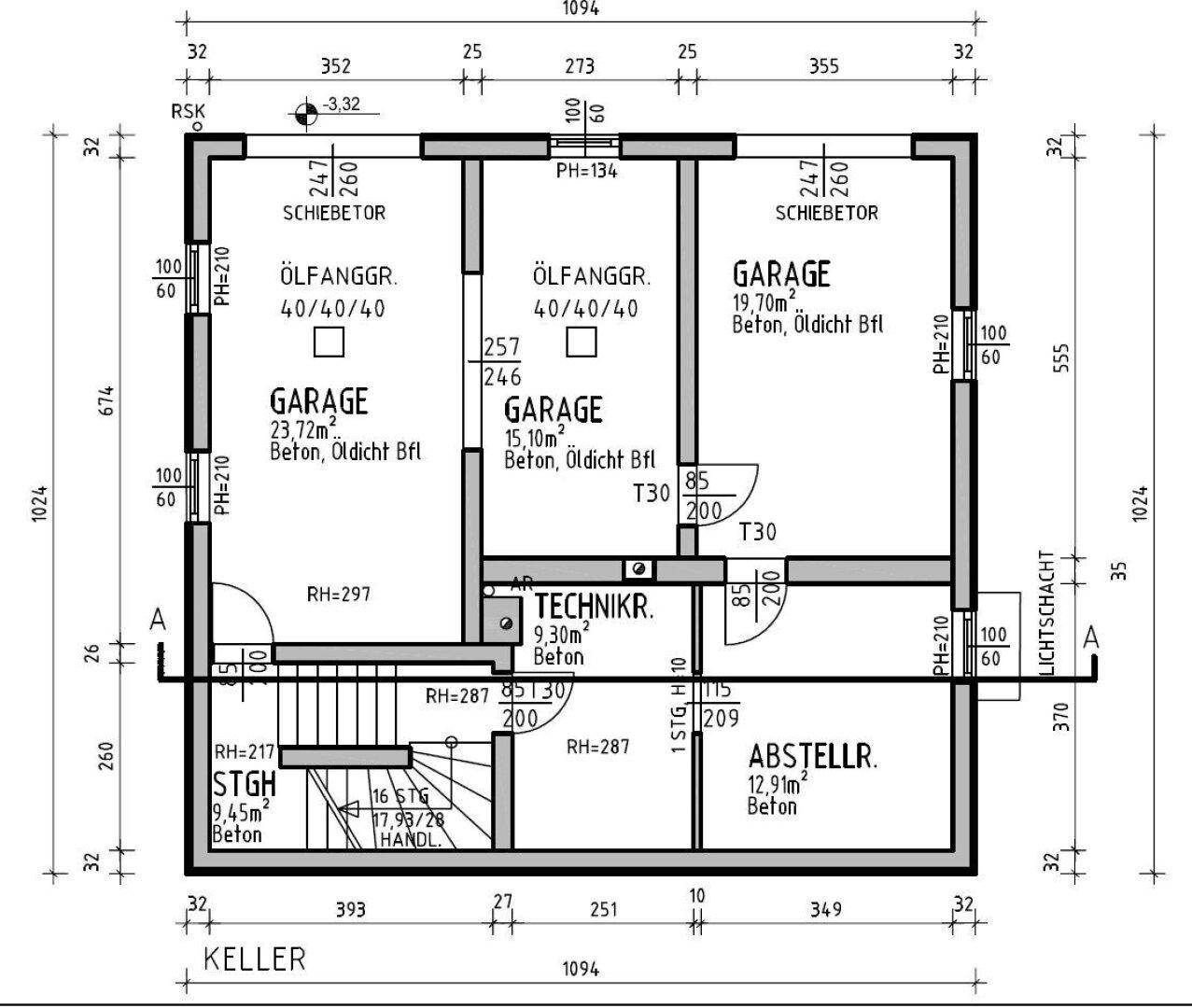 Grundriss des Kellers mit zwei Garagen, Technikraum und Abstellraum.