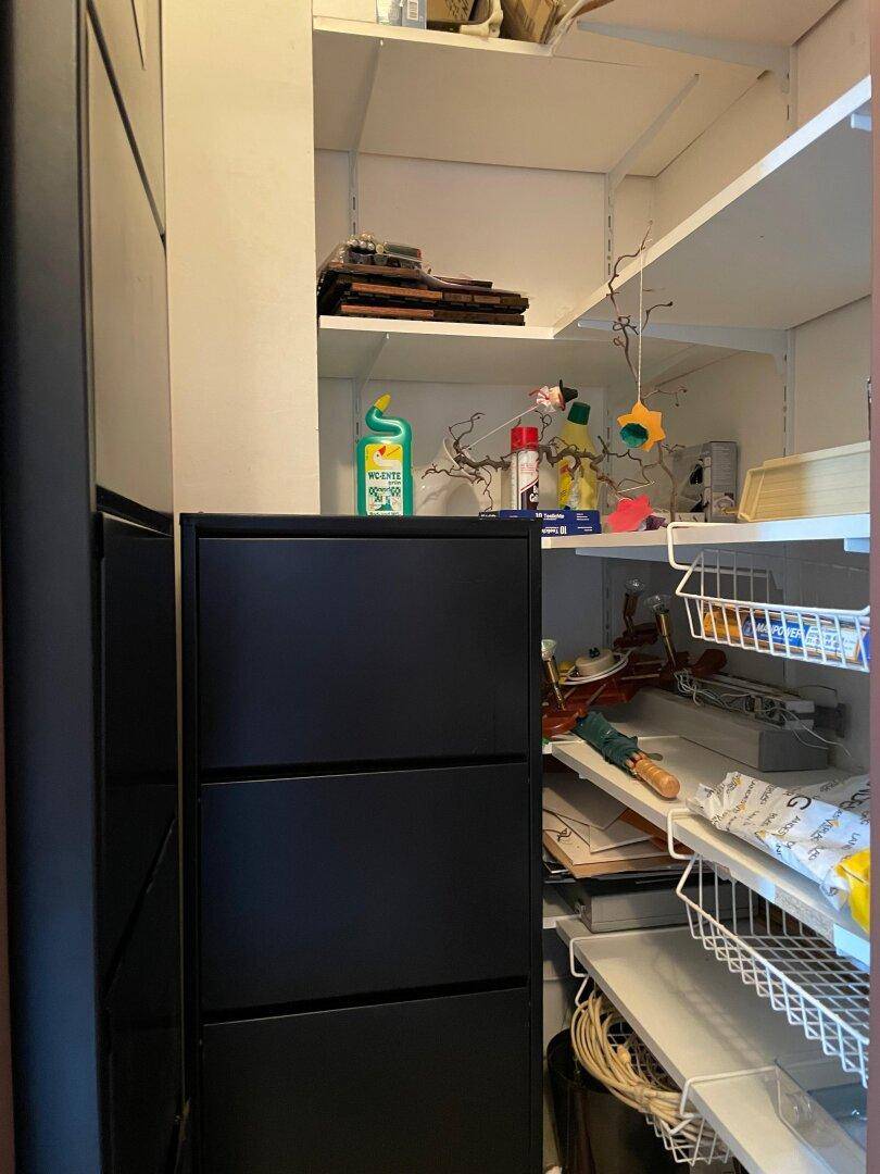 Praktischer Abstellraum mit Regalen und Stauraum für Haushaltsgegenstände.