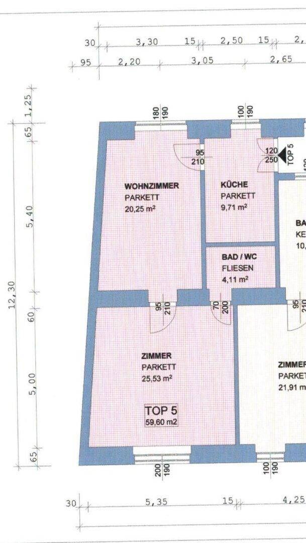 Grundriss der Wohnung TOP 5 mit Wohnzimmer, Küche, Bad und Zimmern.