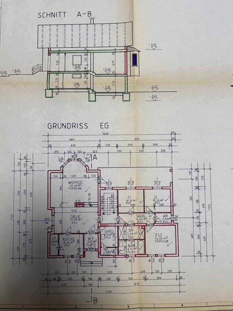 Grundriss des Erdgeschosses mit Wohnzimmer, Küche, Bad, WC und Balkon.