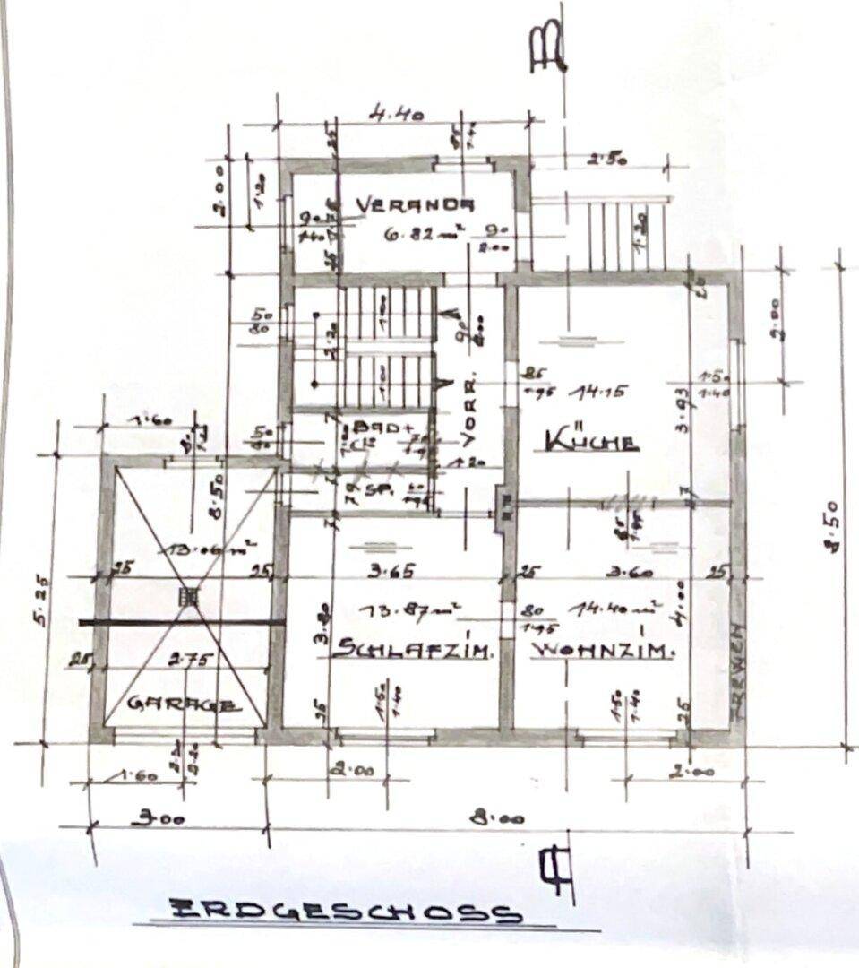Handgezeichneter Grundriss des Erdgeschosses mit Küche, Wohnzimmer und Garage.