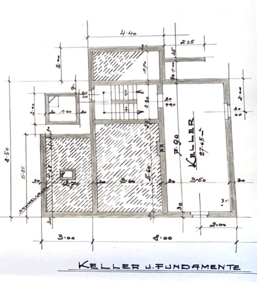Handgezeichneter Grundriss des Kellers mit Maßen und Lagerbereichen.