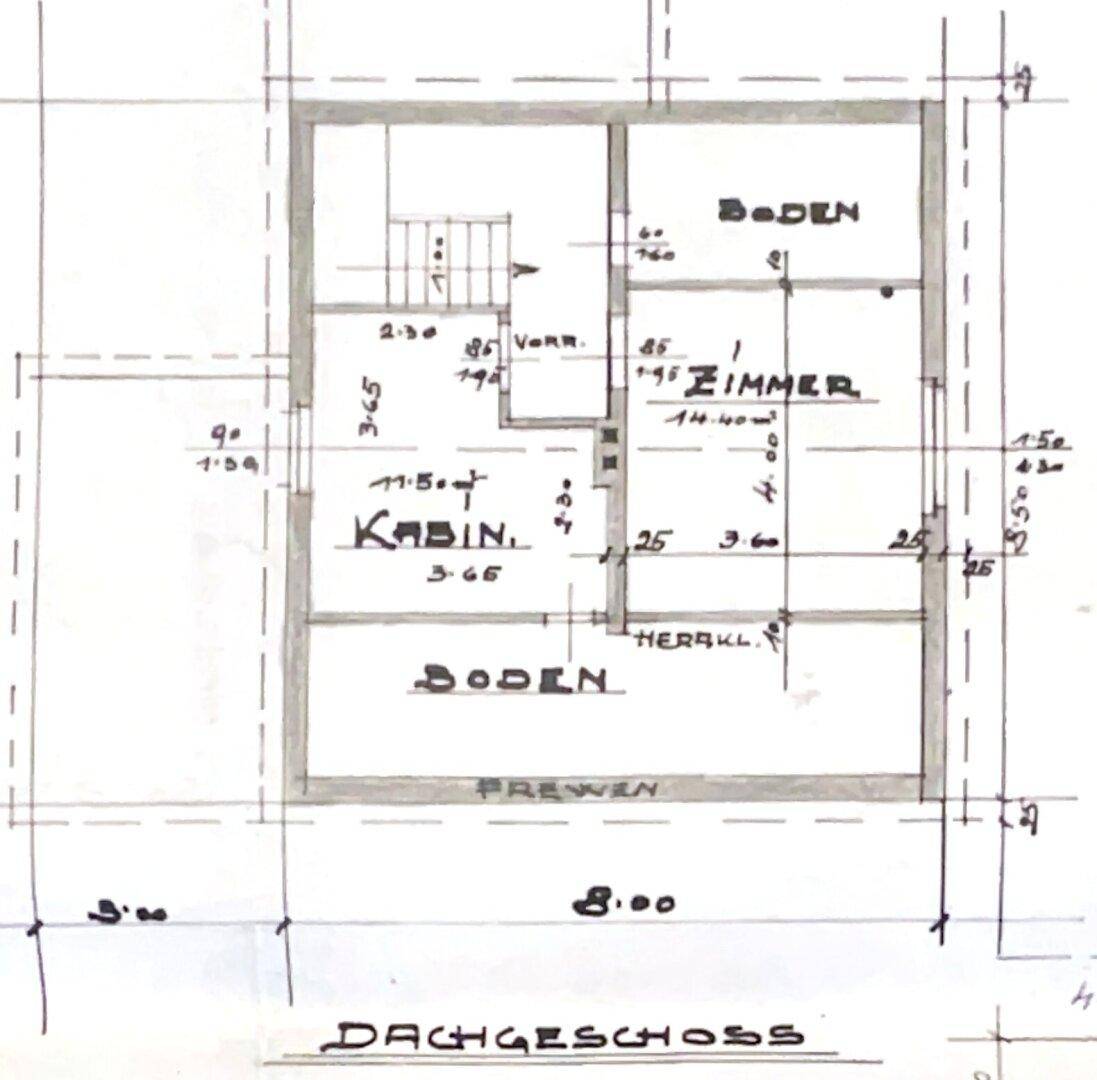 Handgezeichneter Grundriss des Dachgeschosses mit Zimmern und Abstellflächen.