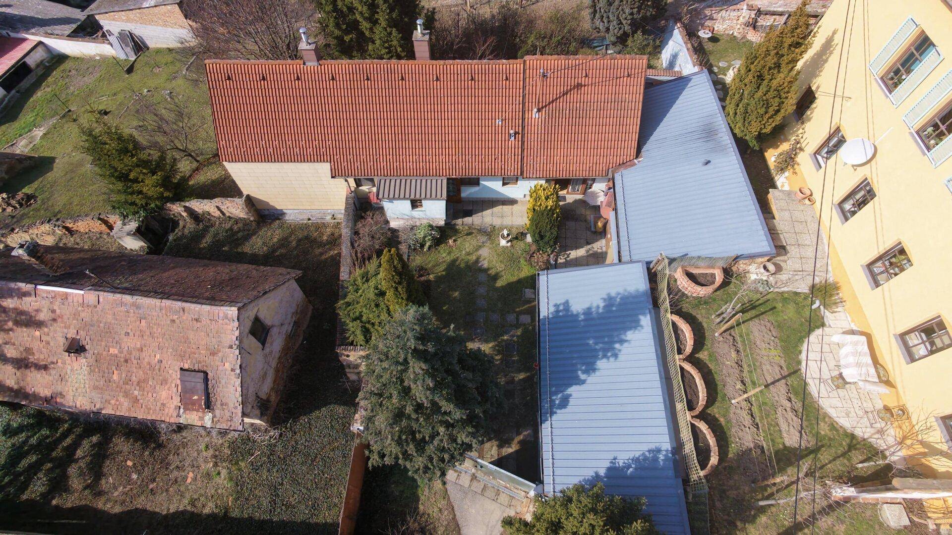 Weitläufige Luftaufnahme des Grundstücks mit angrenzenden Gebäuden und Gärten.