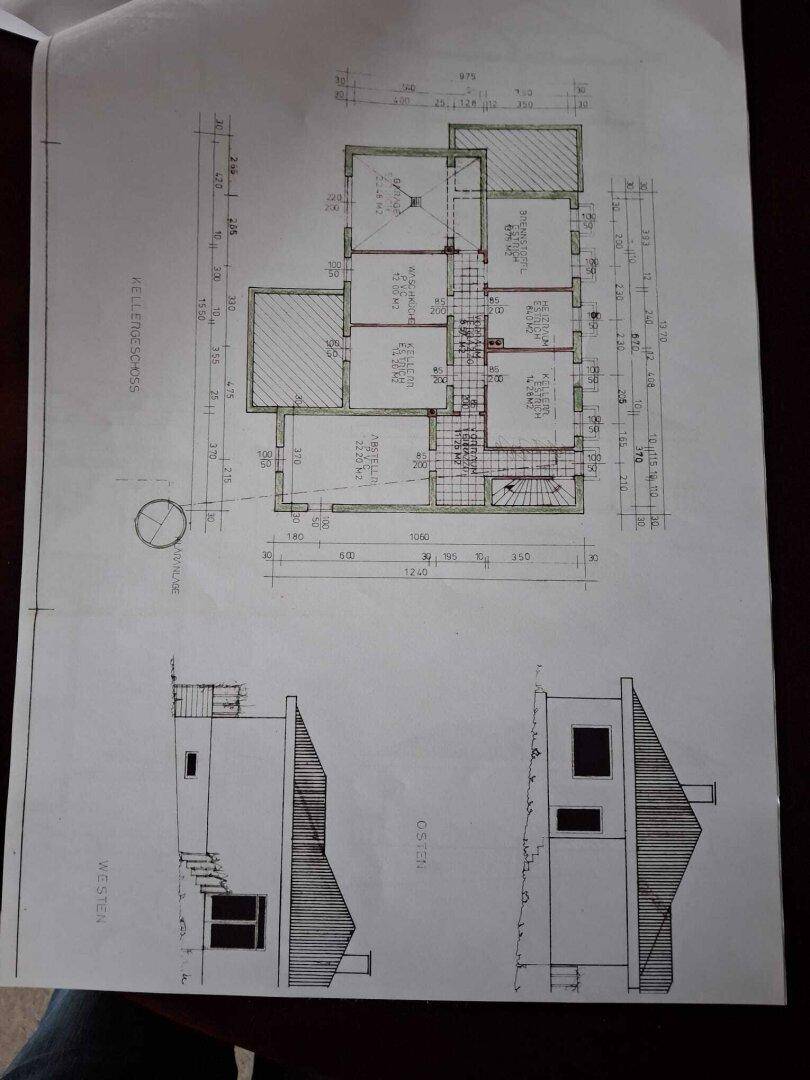 Grundriss des Obergeschosses mit Dachschrägen und Gebäudeansichten, detailliert dargestellt.