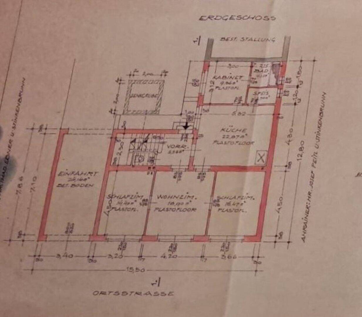 Grundriss des Erdgeschosses mit Schlafzimmern, Wohnzimmer, Küche und Bad.
