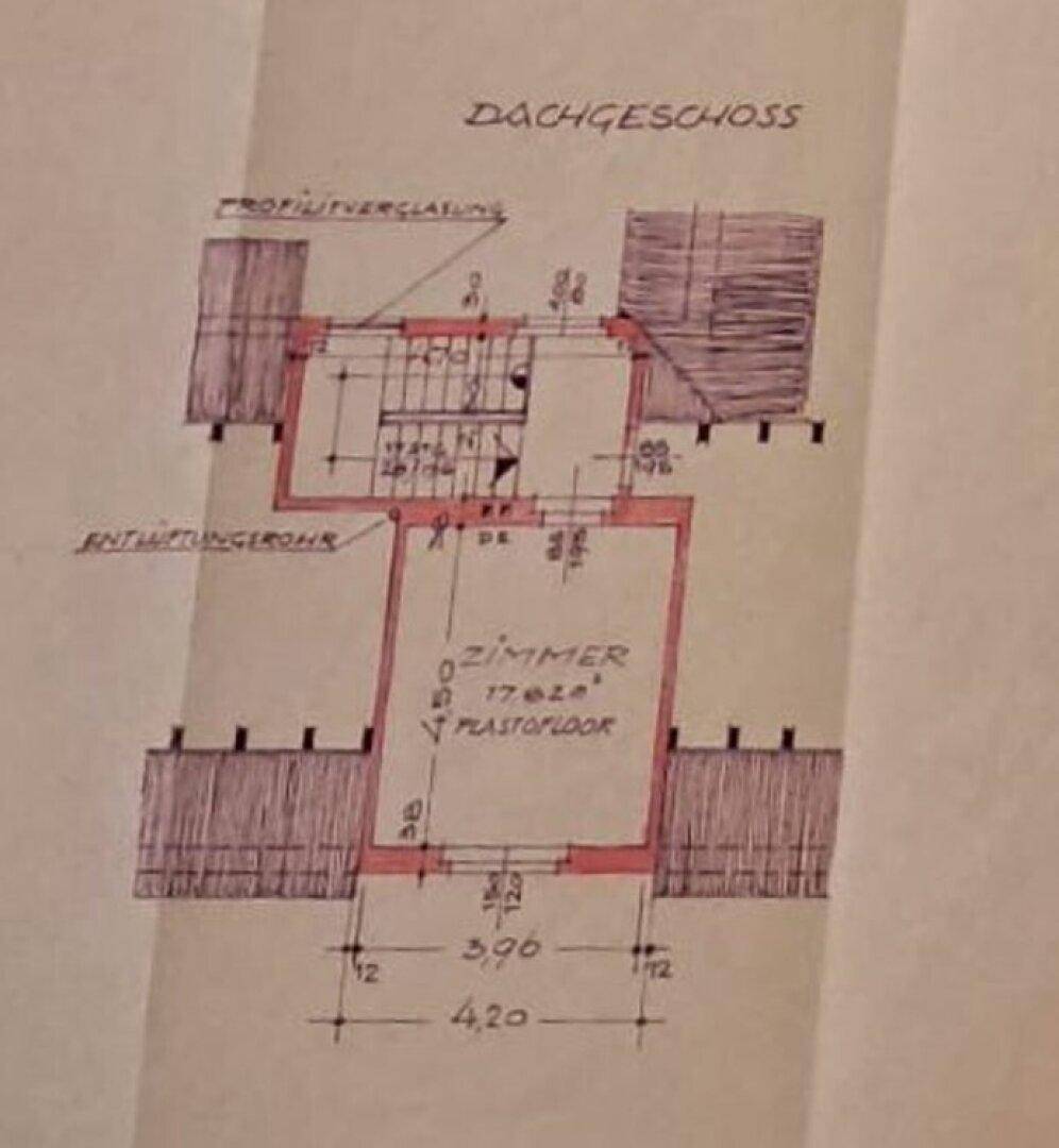 Grundriss des Dachgeschosses mit einem Zimmer und Dachschrägen.