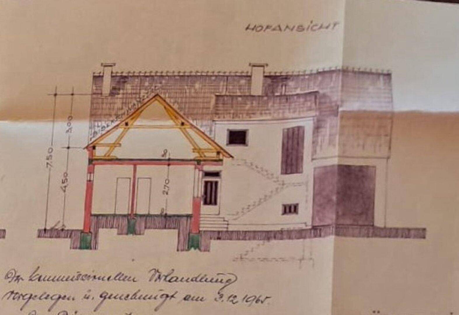 Architektonischer Schnittplan des Gebäudes mit Hofansicht und Höhenangaben.