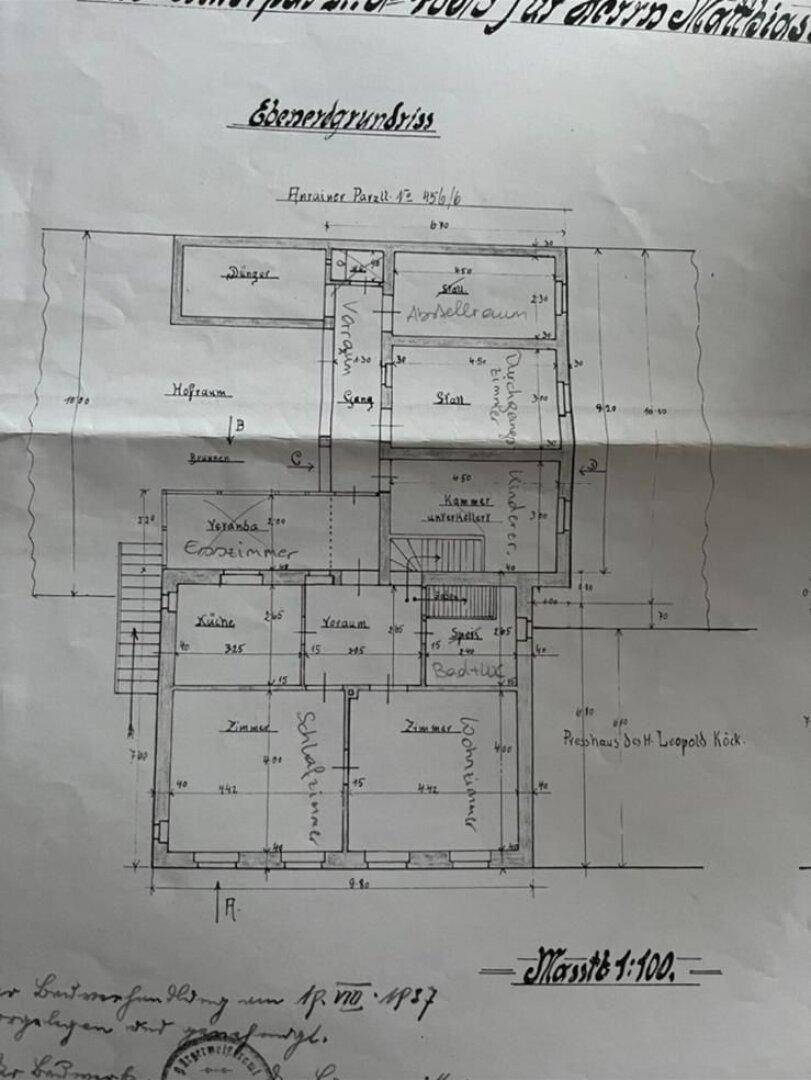 Historischer Grundriss eines Hauses mit verschiedenen Räumen und Maßangaben.