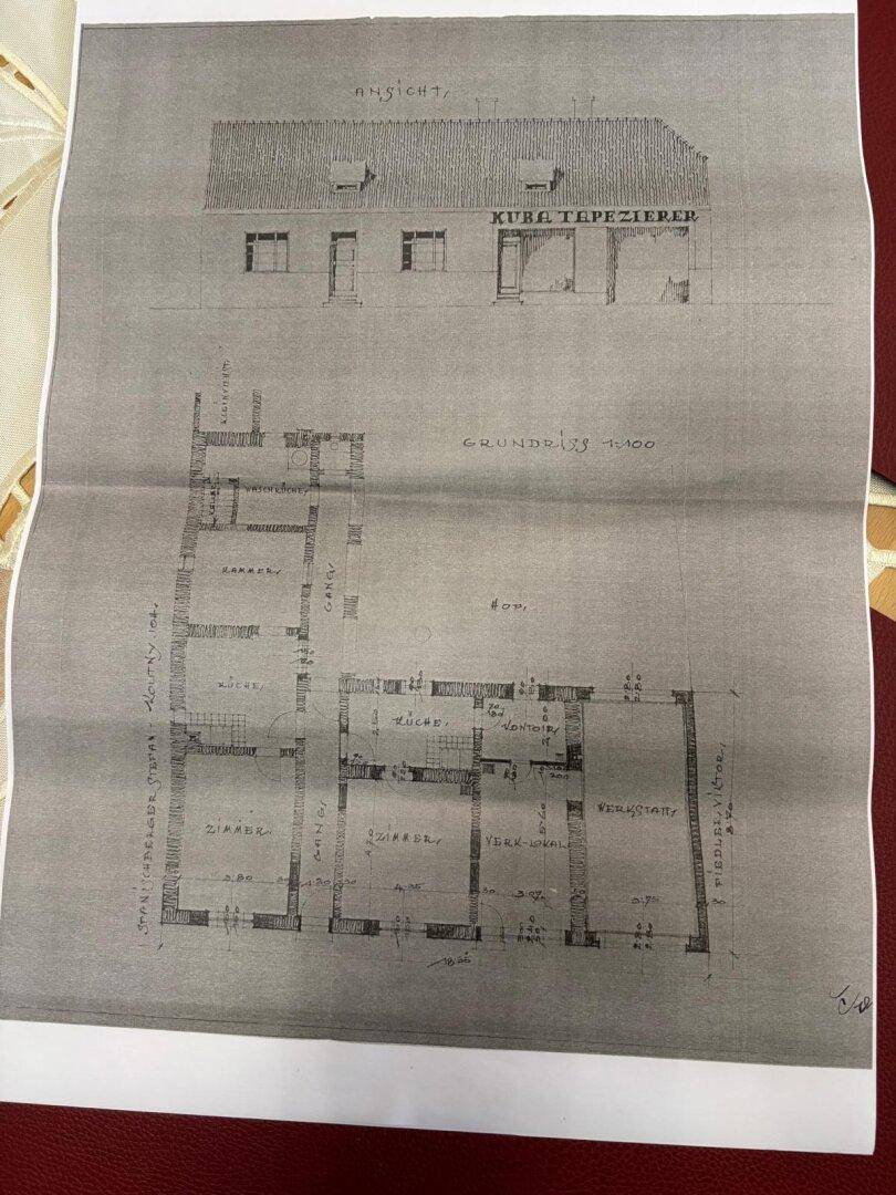 Historischer Grundriss und Ansicht eines Gebäudes im Maßstab 1:100.