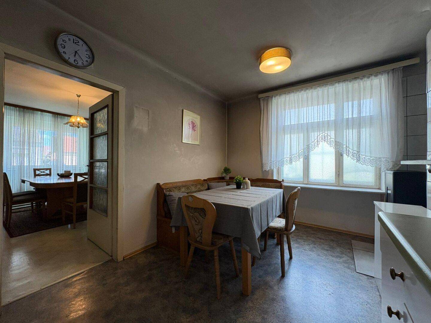 Gemütlicher Essbereich mit Eckbank, Esstisch und Zugang zu einem weiteren Zimmer.