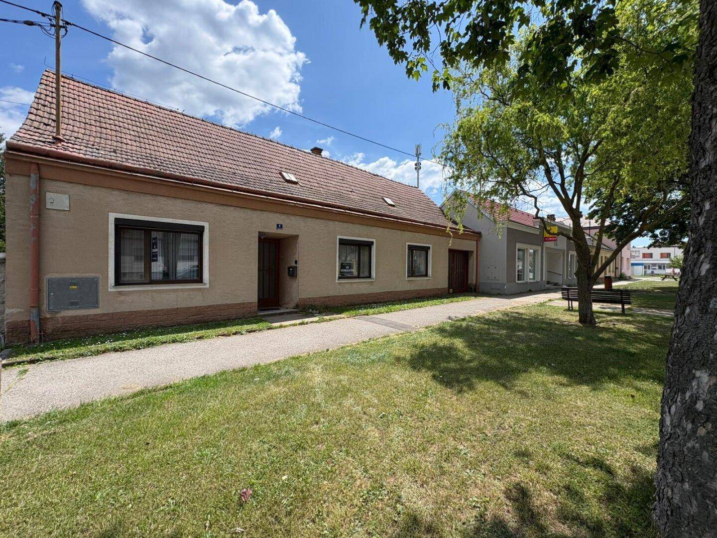 Traditionelles Einfamilienhaus mit Satteldach und Vorgarten in ländlicher Umgebung.