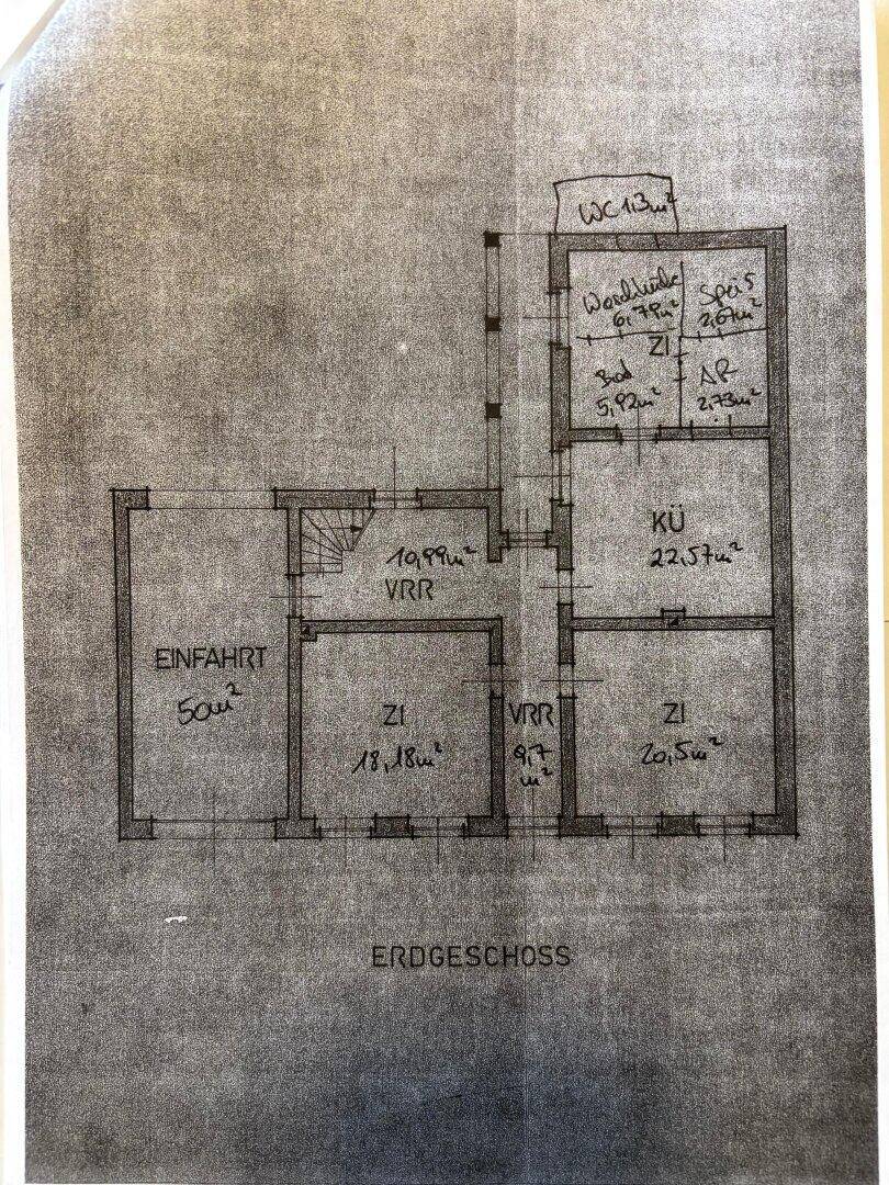 Grundriss des Erdgeschosses mit Zimmern, Treppe und Maßangaben.