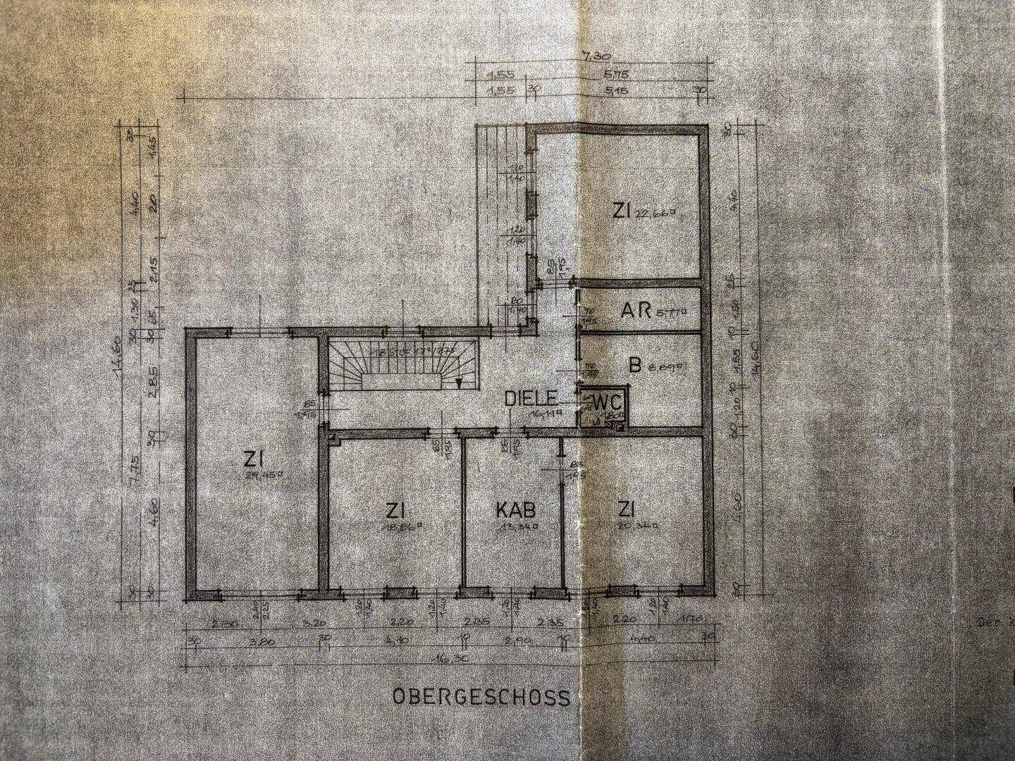 Grundriss des Obergeschosses mit Zimmern, Treppe und Raumaufteilung.