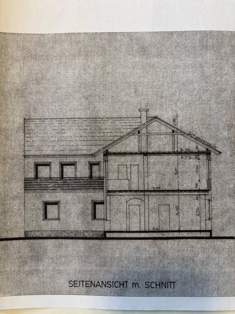 Architektonische Zeichnung der Seitenansicht mit Schnittdarstellung des Gebäudes.
