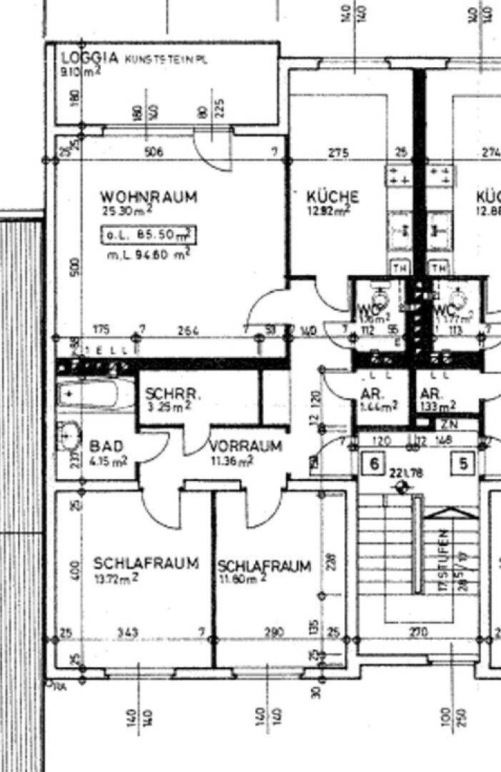 Grundrissplan einer Wohnung mit Wohnzimmer, Küche, zwei Schlafzimmern, Bad, zwei WCs und einer Loggia.