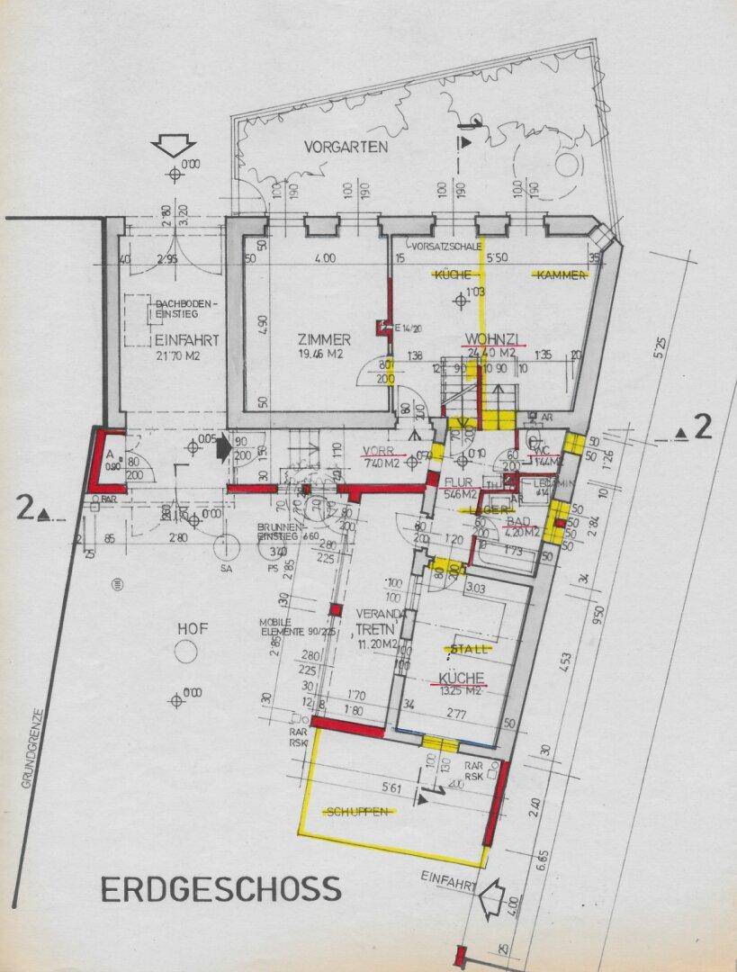 Grundriss des Erdgeschosses mit Wohnzimmer, Küche, Bad und Veranda.