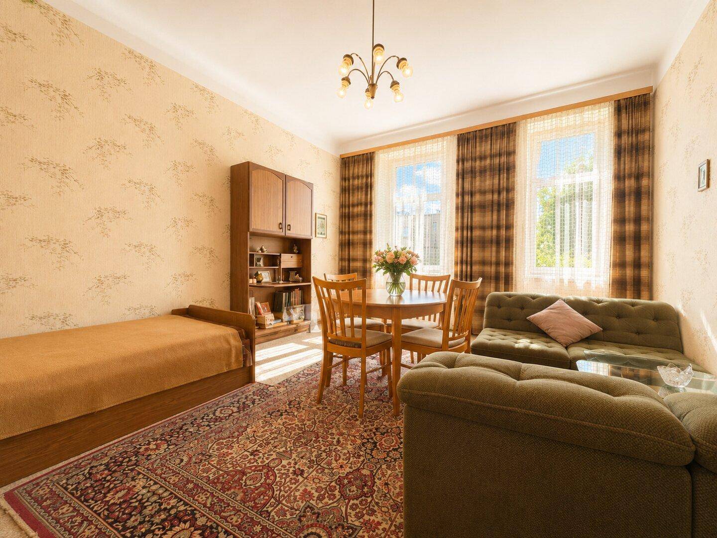 Wohnzimmer mit Teppichboden, Tapete und traditionellen Möbeln, hell durch große Fenster.