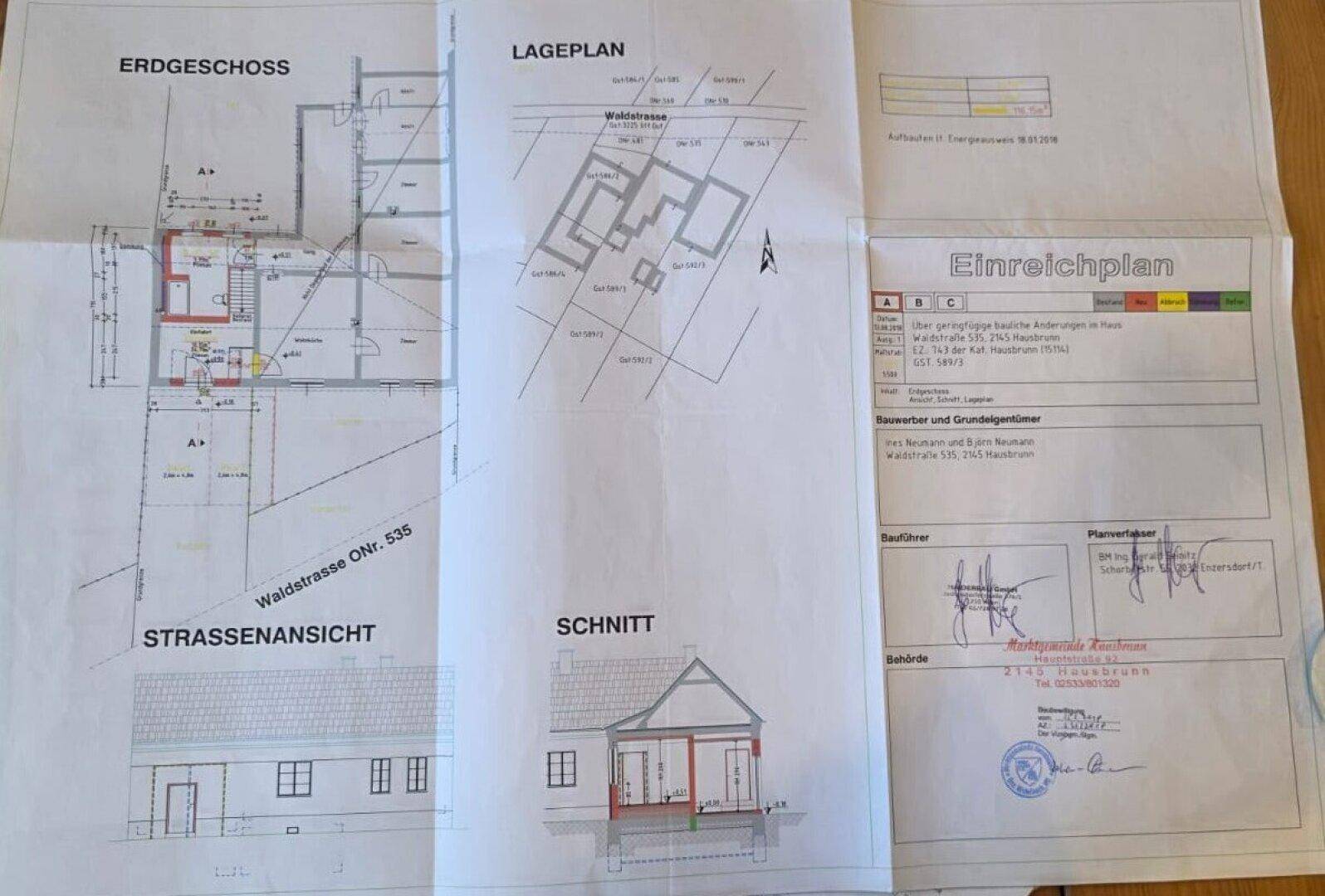 Gefalteter Einreichplan mit Erdgeschoss-Grundriss, Lageplan und Gebäudeschnitt.