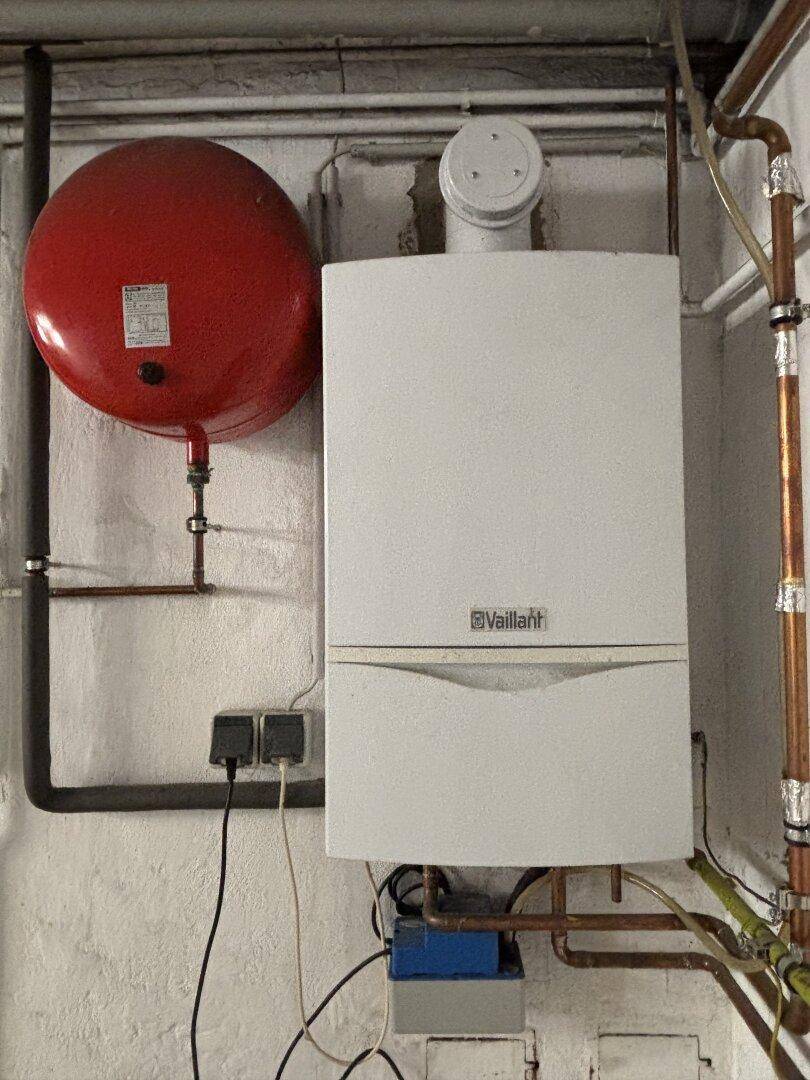 Heizungsraum mit Gastherme von Vaillant und Warmwasserspeicher.