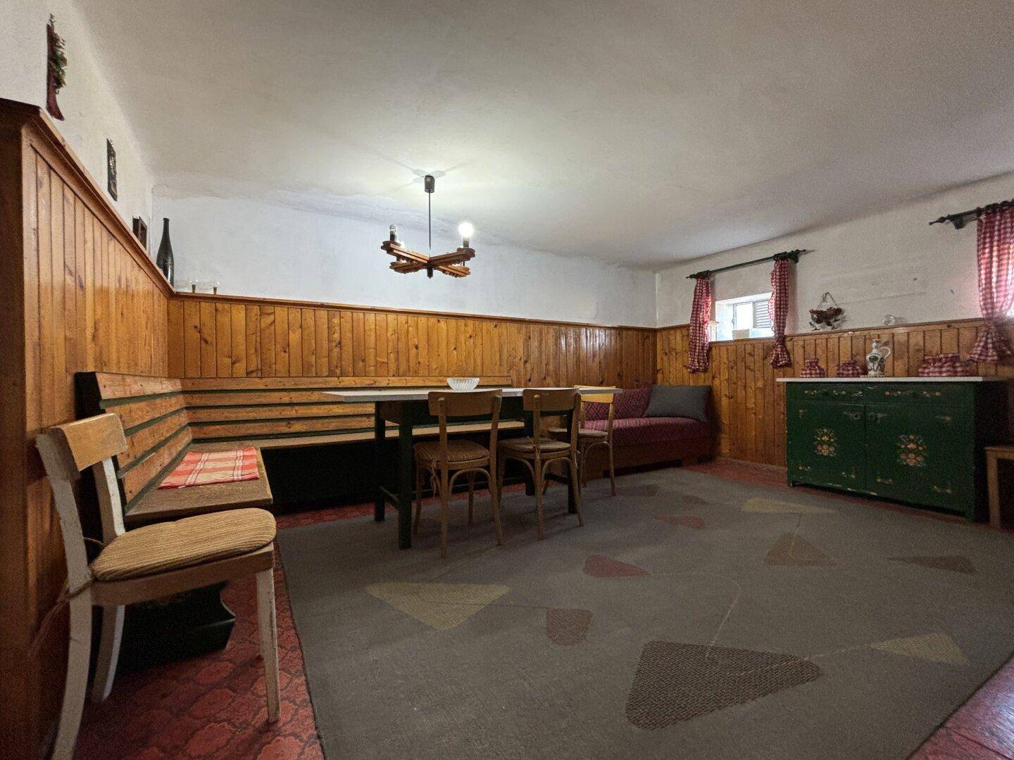 Traditioneller Essbereich mit Holzvertäfelung, Eckbank und rustikalem Charme.