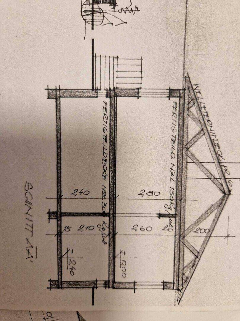 Handgezeichneter Schnittplan des Gebäudes mit Höhenangaben und Dachkonstruktion.