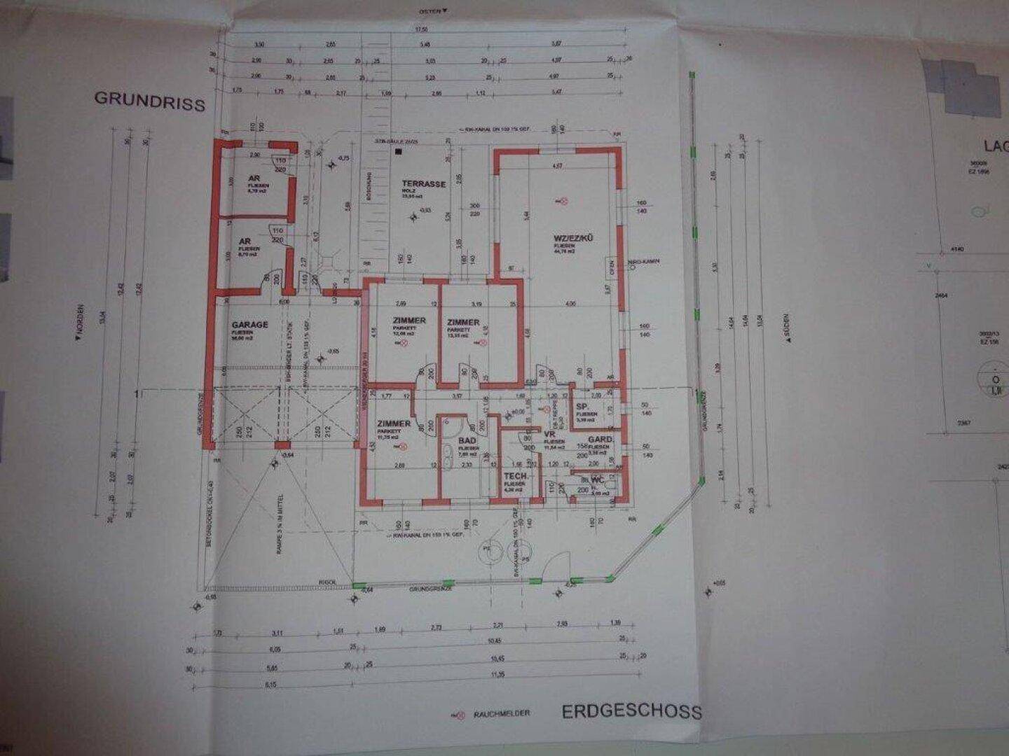 Grundriss des Erdgeschosses mit Zimmeraufteilung, Garage und Terrasse.