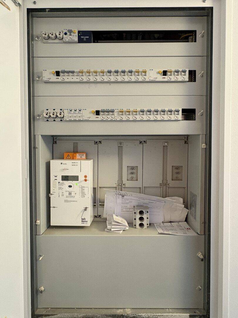 Elektrischer Verteilerkasten mit Sicherungen und Verkabelung.