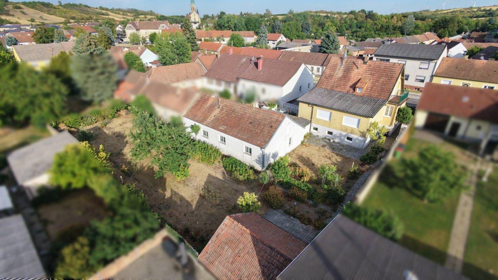 Luftaufnahme des Anwesens mit umliegenden Häusern und ländlicher Umgebung.