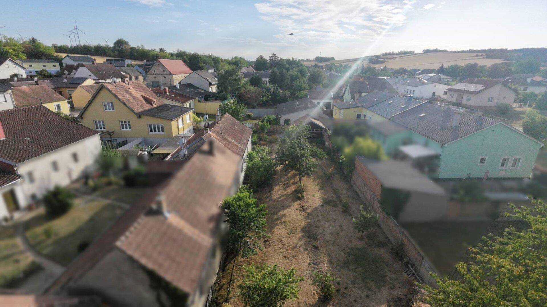 Weitläufige Luftaufnahme des Grundstücks und der umliegenden ländlichen Landschaft.