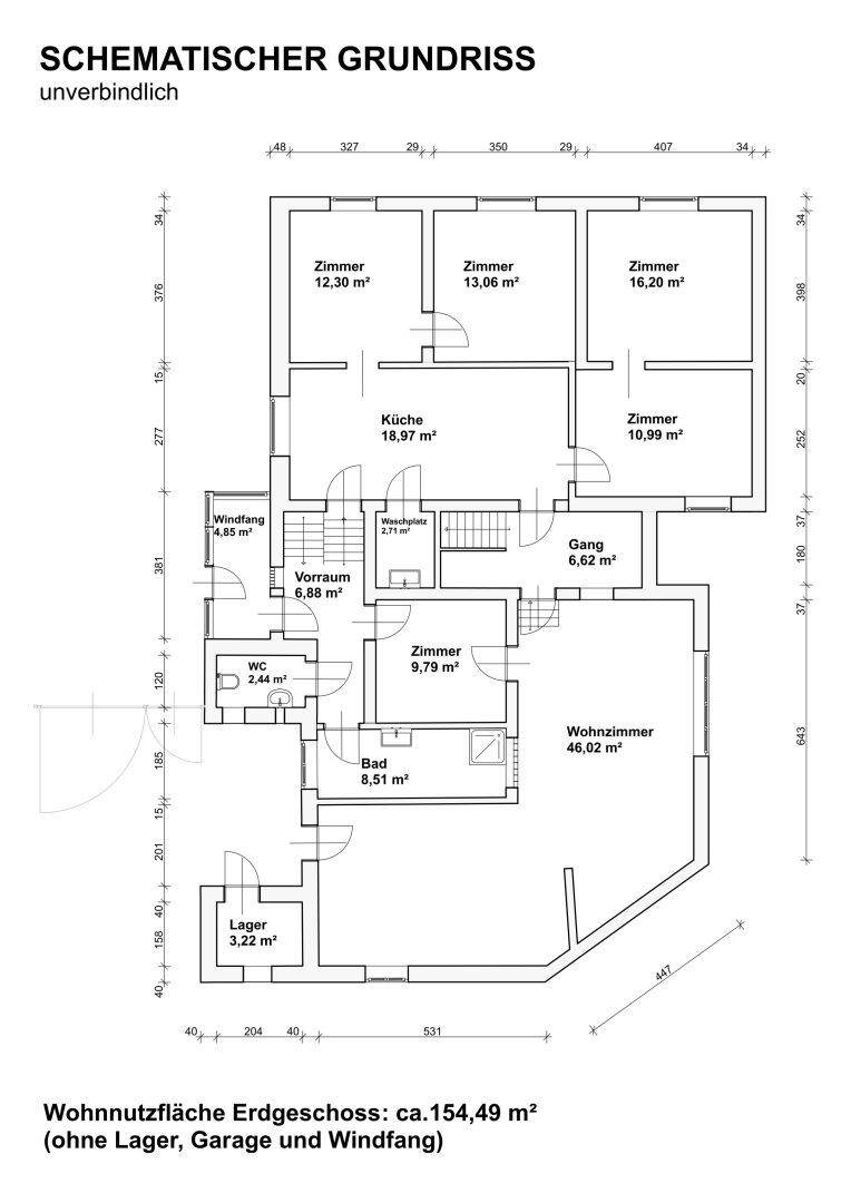 Schematischer Grundriss des Erdgeschosses mit mehreren Zimmern, Küche und Wohnzimmer.